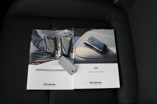 Lexus LBX Elegant 2WD | Uit voorraad leverbaar! | Lederen bekleding | 18 Inch Lichtmetalen velgen | Elektrisch bedienbare achterklep | Smart Entry