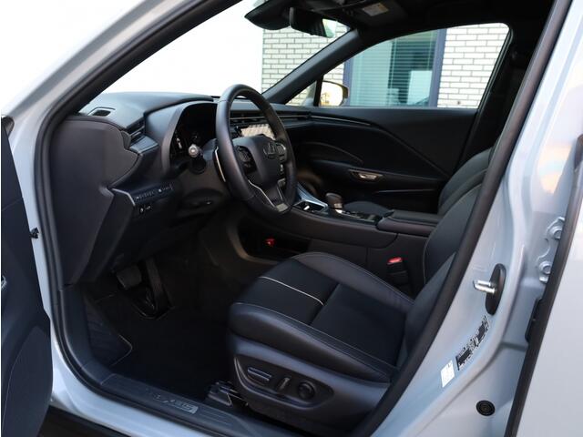 Lexus LBX Relax AWD | Mark Levinson | Head-up | Park Assist