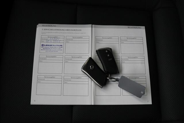 Lexus LBX Emotion 2WD | Tech Pack | Keyless Entry | Elektrisch bedienbare achterklep | Stoelverwarming | 18 Inch Lichtmetalen velgen