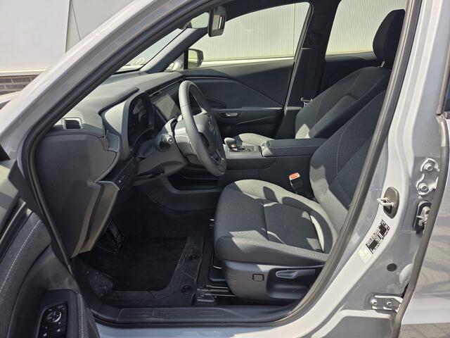 Lexus LBX Business Line Business Line 2WD Parkeer en Dodehoek Sensoren Stoel/ stuurverwarming
