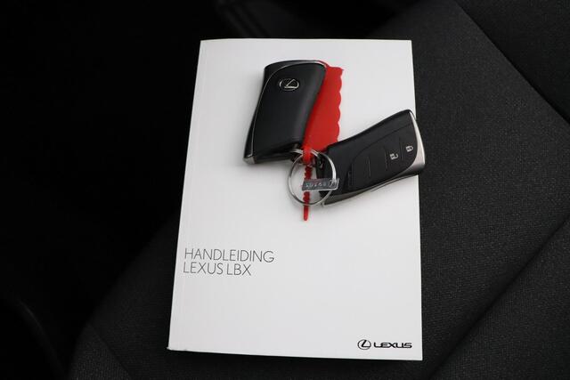 Lexus LBX Elegant 2WD | Apple Carplay/Android Auto | Stoel/Stuurverwarming | Parkeersensoren |