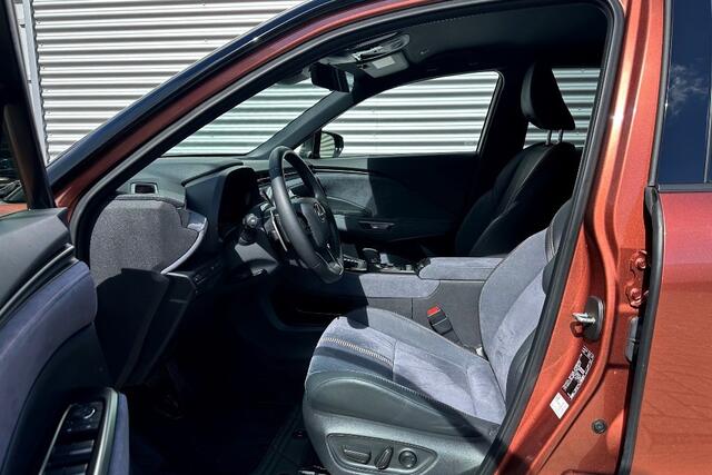 Lexus LBX Cool 2WD Two-Tone 5.097 Km!