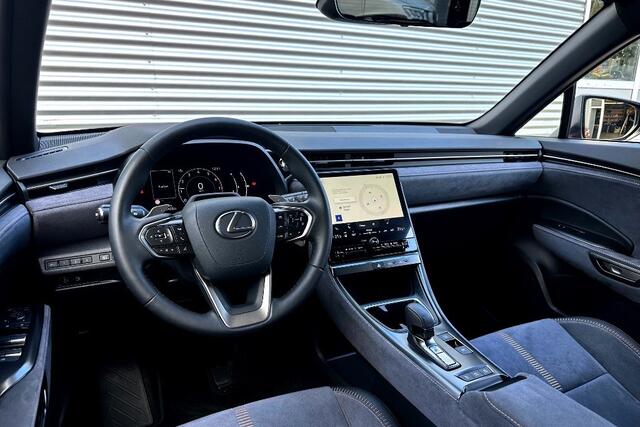 Lexus LBX Cool 2WD Two-Tone 5.097 Km!