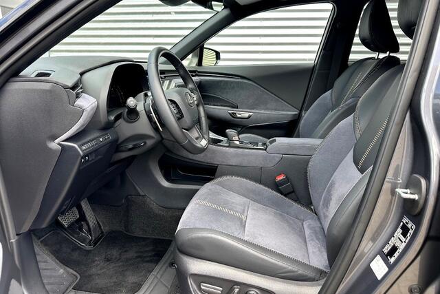 Lexus LBX Cool 2WD Two-Tone 7.581 Km!