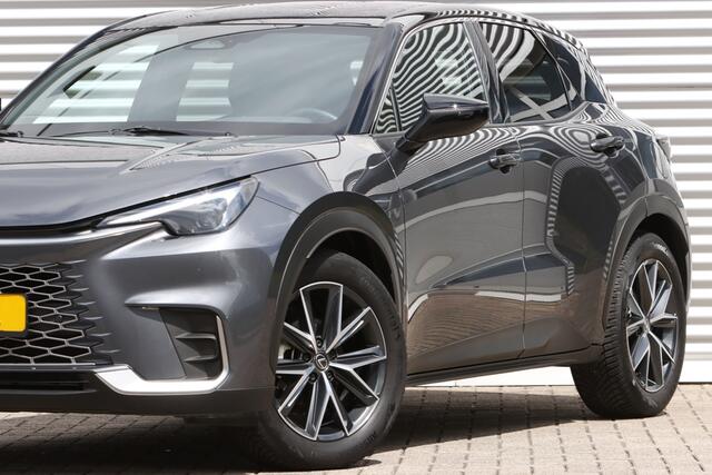 Lexus LBX Cool 2WD Two-Tone 7.581 Km!