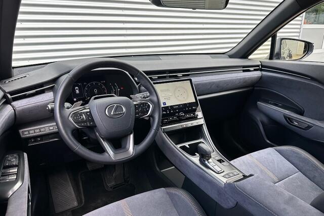 Lexus LBX Cool 2WD Two-Tone 7.581 Km!