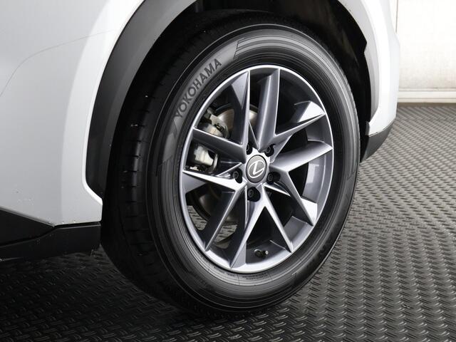 Lexus LBX 1.5 Business Line Bi-Tone 2WD | Dodehoek detectie | Stuur- & Stoelverwarming | Navigatie | Parkeersensoren