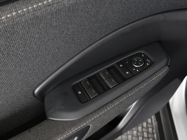 Lexus LBX 1.5 Business Line Bi-Tone 2WD | Dodehoek detectie | Stuur- & Stoelverwarming | Navigatie | Parkeersensoren