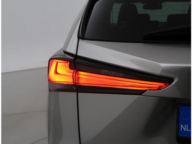 Lexus NX 300h AWD F SPORT LINE + PANORAMA / ADAPTIVE CRUISE / LEDER / CAMERA