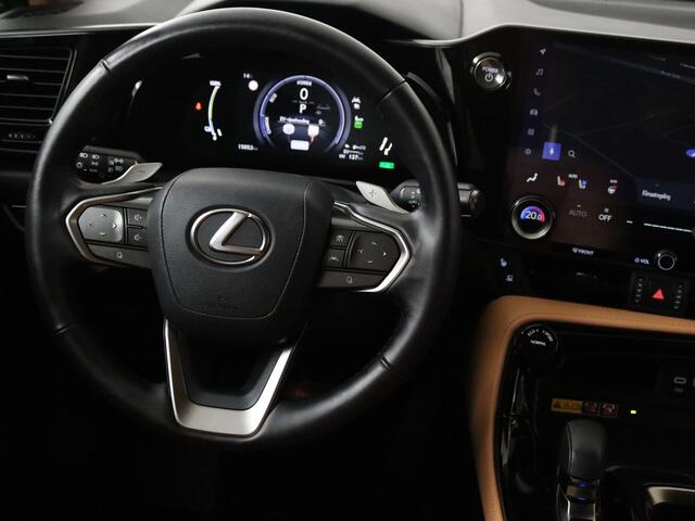 Lexus NX 450h+ AWD President Line | Mark Levinson | Naviagtie | Stoel en stuurwiel verwarmd | LM velgen | 360 Camera | Leder | Elektrisch verstelbare stoel(en) met geheugen |