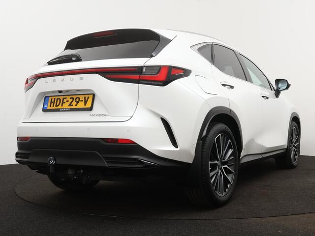 Lexus NX 450h+ Executive Limited | 20" LM Velgen | Head-up Display | Stoeverwarming/-Verkoeling | Stuurverwarming | Trekhaak | 360 Camera | Stoelgeheugen |