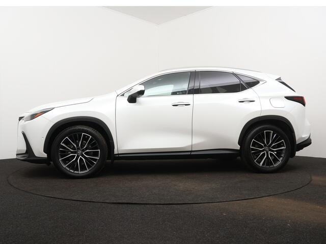 Lexus NX 450h+ Executive Limited | 20" LM Velgen | Head-up Display | Stoeverwarming/-Verkoeling | Stuurverwarming | Trekhaak | 360 Camera | Stoelgeheugen |