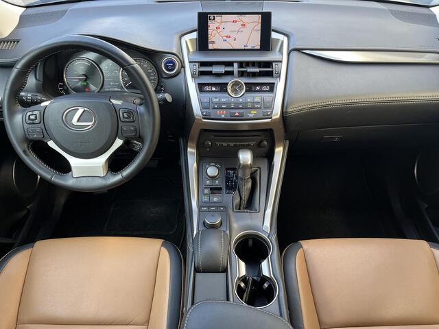 Lexus NX 300h AWD Business Line Automaat / Trekgewicht 1.500 kg / Trekhaak / Stoelverwarming / Cruise Control / Achteruitrij camera / DAB / Climate Control / Bluetooth / Lederen Bekleding