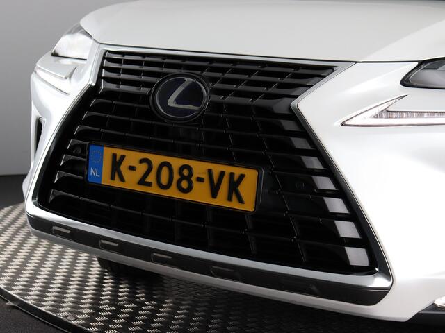 Lexus NX 300h AWD Luxury Line Parelmoer wit! (Afn. Trekhaak / Pano / ACC / Navi / Carplay)