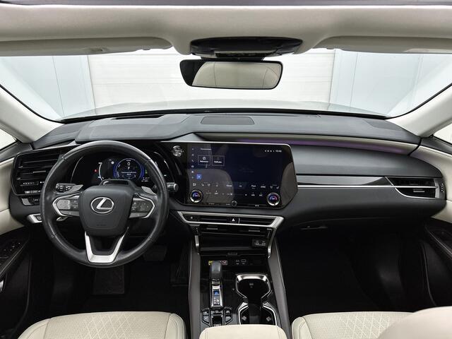 Lexus RX 450h+ Plug-in Hybrid Executive Line | Dealer onderhouden | Lederen bekleding | Memory Seat | Stoelventilatie | Stoel+stuurverwarming | Head-Up | Blind Spot monitor | 360 Camera | Elektrische achterklep |
