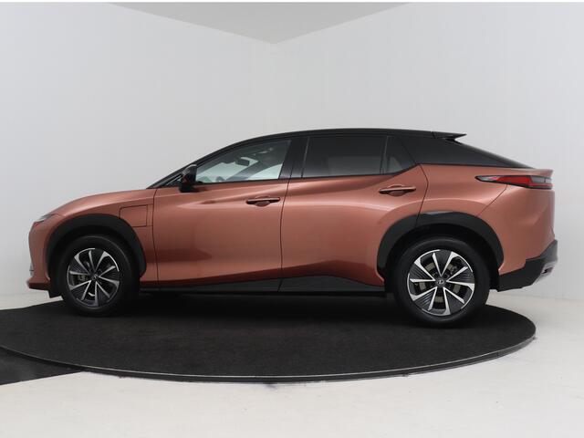 Lexus RZ 450e Executive Line 71 kWh | BTW voertuig | Panoramadak | Stoel+stuurverwarming | Blind Spot Monitor | Parkeersensoren voor+achter | Apple CarPlay/Android Auto | Elektrische Achterklep | Navigatie |