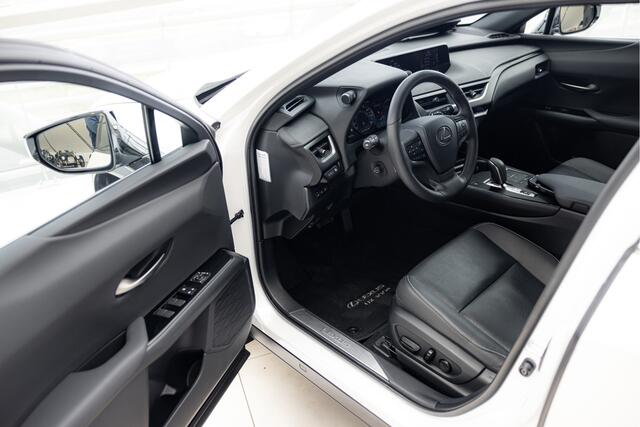 Lexus Ux 300e Executive 54 kWh | Head-up display | Groot Navigatie | 360 Camera | Apple Carplay | Mark Levinson |