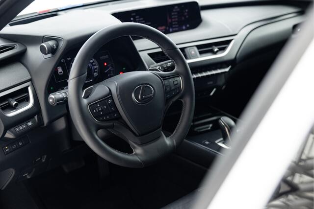 Lexus Ux 300e Executive 54 kWh | Head-up display | Groot Navigatie | 360 Camera | Apple Carplay | Mark Levinson |