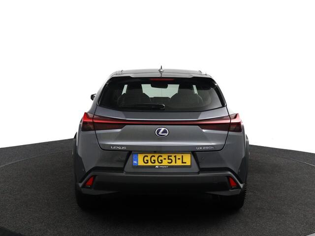 Lexus Ux 250h Luxury Line | Lederen Bekleding | All Season Banden | Parkeersensoren Voor en Achter | Navigatie |