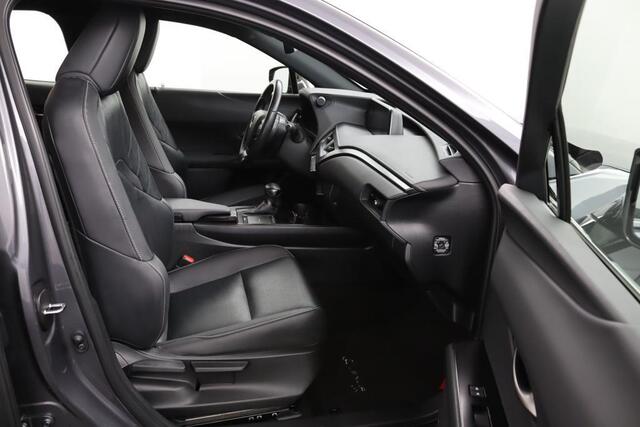 Lexus Ux 250h Luxury Line | Lederen Bekleding | All Season Banden | Parkeersensoren Voor en Achter | Navigatie |