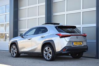 lexus-ux-300e-executive-54-kwh-pano