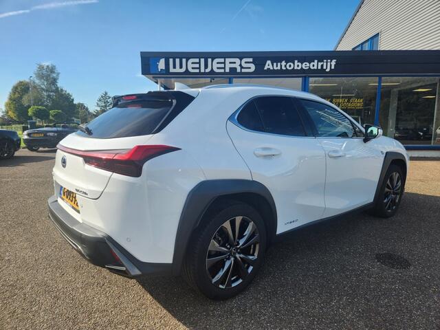 Lexus Ux 250H F Sport, Schuifdak, Sportstoelen rood, Android/Apple, Cruise, Camera, Navigatie