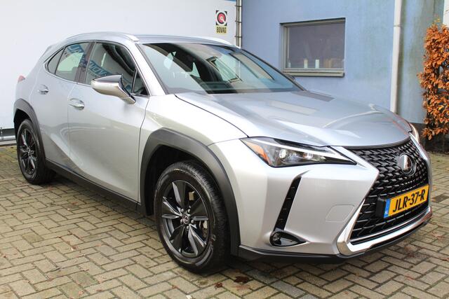 Lexus Ux 250h | Achteruitrijcamera | Keyless entry/start | Climate controle | Cruise controle | Lane Assist | DAB | Draadloze telefoonlader | Apple CarPlay/Android Auto | Virtual cockpit |