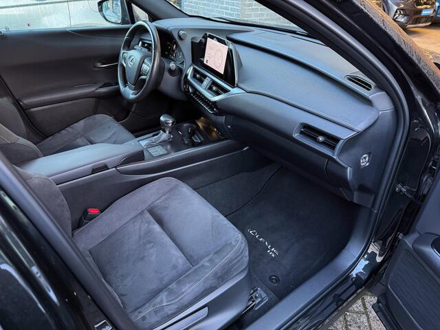 Lexus Ux 250h Preference Line |facelift|stoelverwarming|dodehoek|parkeersensoren|dealer onderhouden|