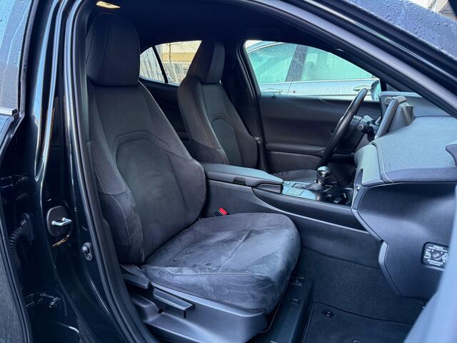 Lexus Ux 250h Preference Line |facelift|stoelverwarming|dodehoek|parkeersensoren|dealer onderhouden|