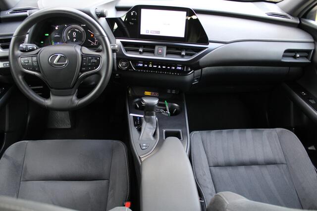 Lexus Ux 250h | Achteruitrijcamera | Keyless entry/start | Climate controle | Cruise controle | Lane Assist | DAB | Draadloze telefoonlader | Apple CarPlay/Android Auto | Virtual cockpit |
