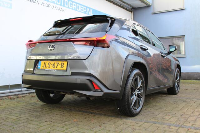 Lexus Ux 250h | Achteruitrijcamera | Keyless entry/start | Climate controle | Cruise controle | Lane Assist | DAB | Draadloze telefoonlader | Apple CarPlay/Android Auto | Virtual cockpit |