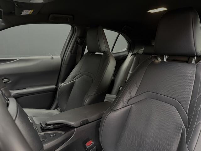 Lexus Ux UX 250H LUXURY LINE /trekhaak/acc/leder/keyless/camera/all wheater banden