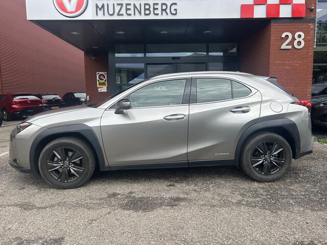 Lexus Ux 250h Luxury Line DEALER ONDERHOUDEN!! // FULL LED // ADAPTIVE CRUISE // KEYLESS // NAVI // CAMERA // STOEL + STUURWIELVERWARMING // TREKHAAK!!