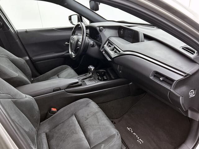 Lexus Ux 250h Preference Line | Parkeersensoren | Apple CarPlay / Android Auto | 18" LM Velgen |
