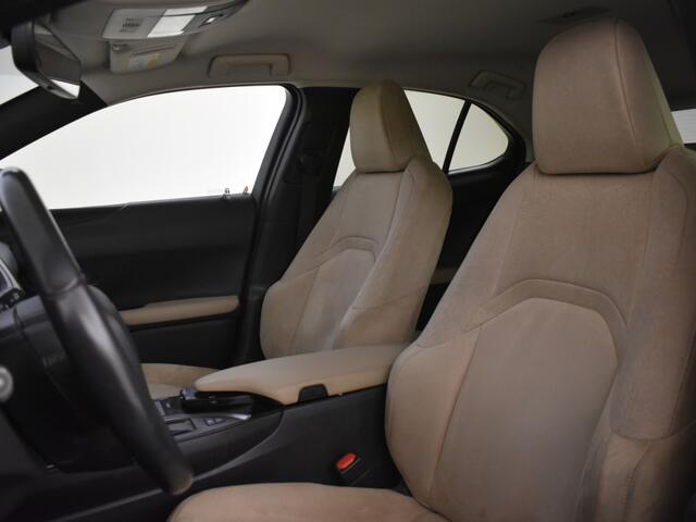 Lexus Ux 250h First Edition | Elektr. a. klep | Trekhaak | PDC