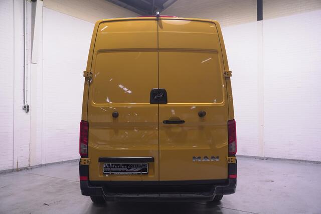 MAN TGE 3.140 pk DSG Automaat L3H3 Airco, DHL Geel App Connect, Cruise Control, 270 Graden Deuren, PDC V+A, 3-Zits