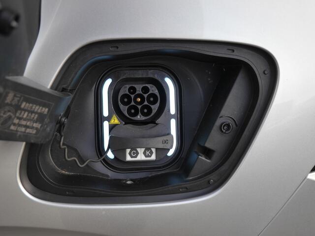 MG 4 MG4 Electric Luxury 64 kWh | Camera rondom | Half Lederen bekleding | Warmtepomp | Climate control | Lichtmetalen velgen | Keyless entry en start | Navigatie | Dodehoekdetectie