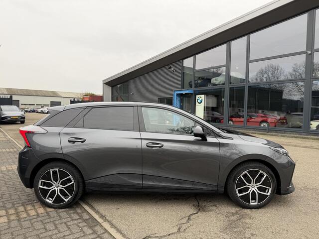 MG 4 MG4 Electric Luxury 64 kWh SOH 95% 7 JAAR GARANTIE BIJ MG| SUPER COMPLETE AUTO| RONDOMZICHT CAMERA| STOEL+ STUUR VERWARMING| DODE HOEK