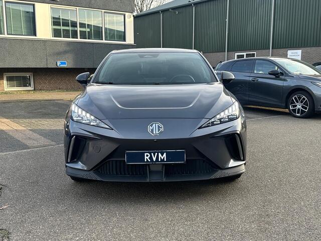 MG 4 MG4 Electric Luxury 64 kWh |LONG RANGE| 11.000KM! | 7 JAAR GARANTIE BIJ MG| SUPER COMPLETE AUTO| RONDOMZICHT CAMERA| STOEL+ STUUR VERWARMING| DODE HOEK