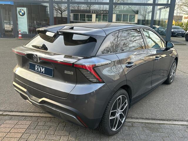 MG 4 MG4 Electric Luxury 64 kWh |LONG RANGE| 11.000KM! | 7 JAAR GARANTIE BIJ MG| SUPER COMPLETE AUTO| RONDOMZICHT CAMERA| STOEL+ STUUR VERWARMING| DODE HOEK