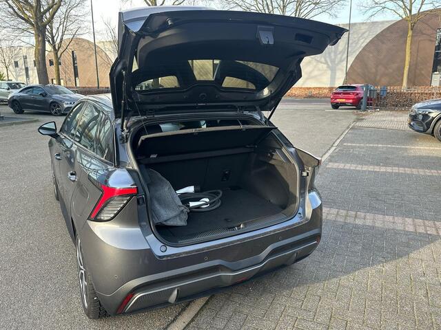 MG 4 MG4 Electric Luxury 64 kWh |LONG RANGE| 11.000KM! | 7 JAAR GARANTIE BIJ MG| SUPER COMPLETE AUTO| RONDOMZICHT CAMERA| STOEL+ STUUR VERWARMING| DODE HOEK