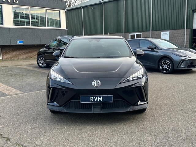 MG 4 MG4 Electric Luxury 64 kWh | 20.000KM! | 7 JAAR GARANTIE BIJ MG| SUPER COMPLETE AUTO| RONDOMZICHT CAMERA| STOEL+ STUUR VERWARMING| DODE HOEK