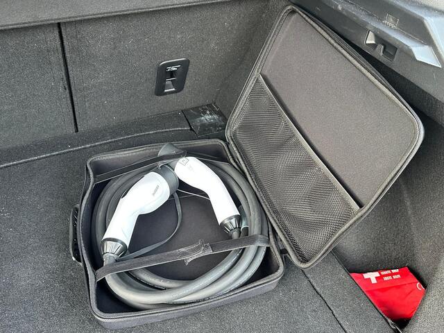 MG 4 MG4 Electric Luxury 64 kWh | 20.000KM! | 7 JAAR GARANTIE BIJ MG| SUPER COMPLETE AUTO| RONDOMZICHT CAMERA| STOEL+ STUUR VERWARMING| DODE HOEK