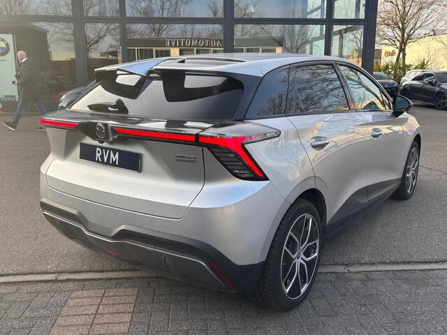 MG 4 MG4 Electric Luxury 64 kWh |LONG RANGE | 12.000KM! | 7 JAAR GARANTIE BIJ MG| SUPER COMPLETE AUTO| RONDOMZICHT CAMERA| STOEL+ STUUR VERWARMING| DODE HOEK