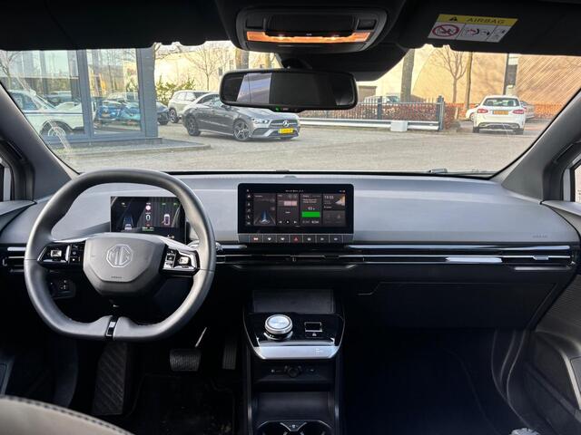 MG 4 MG4 Electric Luxury 64 kWh |LONG RANGE | 12.000KM! | 7 JAAR GARANTIE BIJ MG| SUPER COMPLETE AUTO| RONDOMZICHT CAMERA| STOEL+ STUUR VERWARMING| DODE HOEK