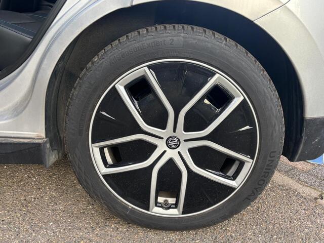 MG 4 MG4 Electric Luxury 64 kWh |LONG RANGE | 12.000KM! | 7 JAAR GARANTIE BIJ MG| SUPER COMPLETE AUTO| RONDOMZICHT CAMERA| STOEL+ STUUR VERWARMING| DODE HOEK