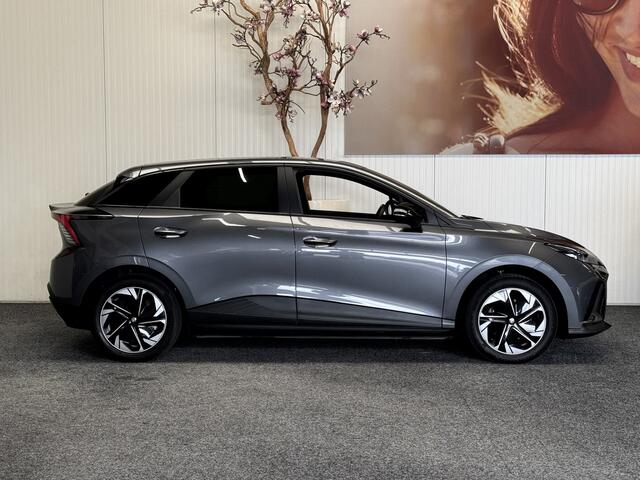 MG 4 MG4 ELECTRIC COMFORT LONG RANGE 64 KW 204 PK FABRIEKGARANTIE TOT 3031 !!! NAVIGATIE ADAPTIVE CRUISE CONTROL APPLE CARPLAY/ANDROID 360 CAMERA STOEL EN STUURVERWARMING DODEHOEKSENSOREN RIJSTROOKSENSOREN KEYLESS GO ZEER MOOI !! NIEUW BINNEN