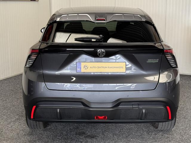 MG 4 MG4 ELECTRIC COMFORT LONG RANGE 64 KW 204 PK FABRIEKGARANTIE TOT 3031 !!! NAVIGATIE ADAPTIVE CRUISE CONTROL APPLE CARPLAY/ANDROID 360 CAMERA STOEL EN STUURVERWARMING DODEHOEKSENSOREN RIJSTROOKSENSOREN KEYLESS GO ZEER MOOI !! NIEUW BINNEN