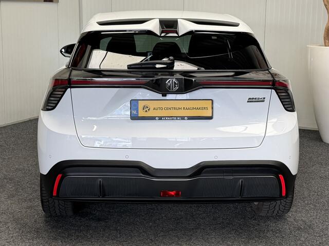 MG 4 MG4 ELECTRIC LUXURY LONG RANGE 204 PK 64 KWH FABRIEKGARANTIE TOT 2031 !!! NAVIGATIE ADAPTIVE CRUISE CONTROL APPLE CARPLAY/ANDROID 360 CAMERA STOEL EN STUURVERWARMING DODEHOEKSENSOREN RIJSTROOKSENSOREN KEYLESS GO ZEER MOOI !!