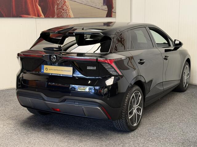 MG 4 MG4 ELECTRIC LUXURY LONG RANGE 204 PK 64 KWH FABRIEKGARANTIE TOT 2031 !!! NAVIGATIE ADAPTIVE CRUISE CONTROL APPLE CARPLAY/ANDROID 360 CAMERA STOEL EN STUURVERWARMING DODEHOEKSENSOREN RIJSTROOKSENSOREN KEYLESS GO ZEER MOOI !!